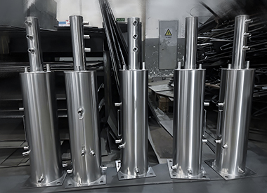 數(shù)控車床。CNC 數(shù)控銑床精密加工
